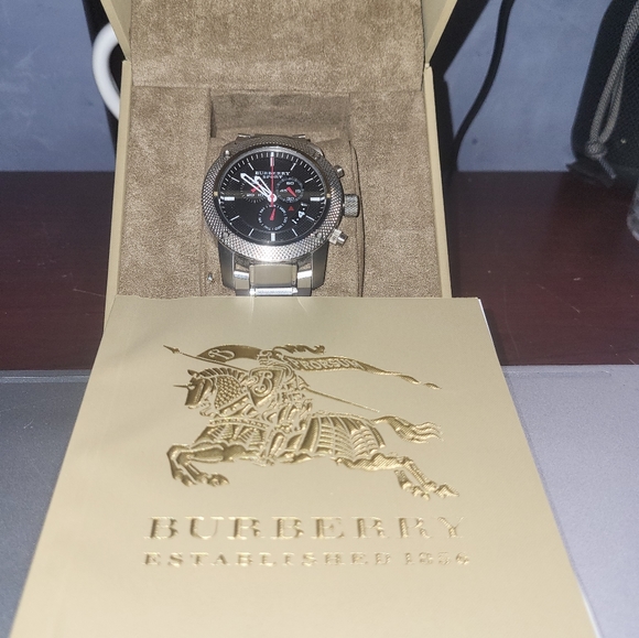 Burberry MENS watch silver in color - Picture 6 of 6